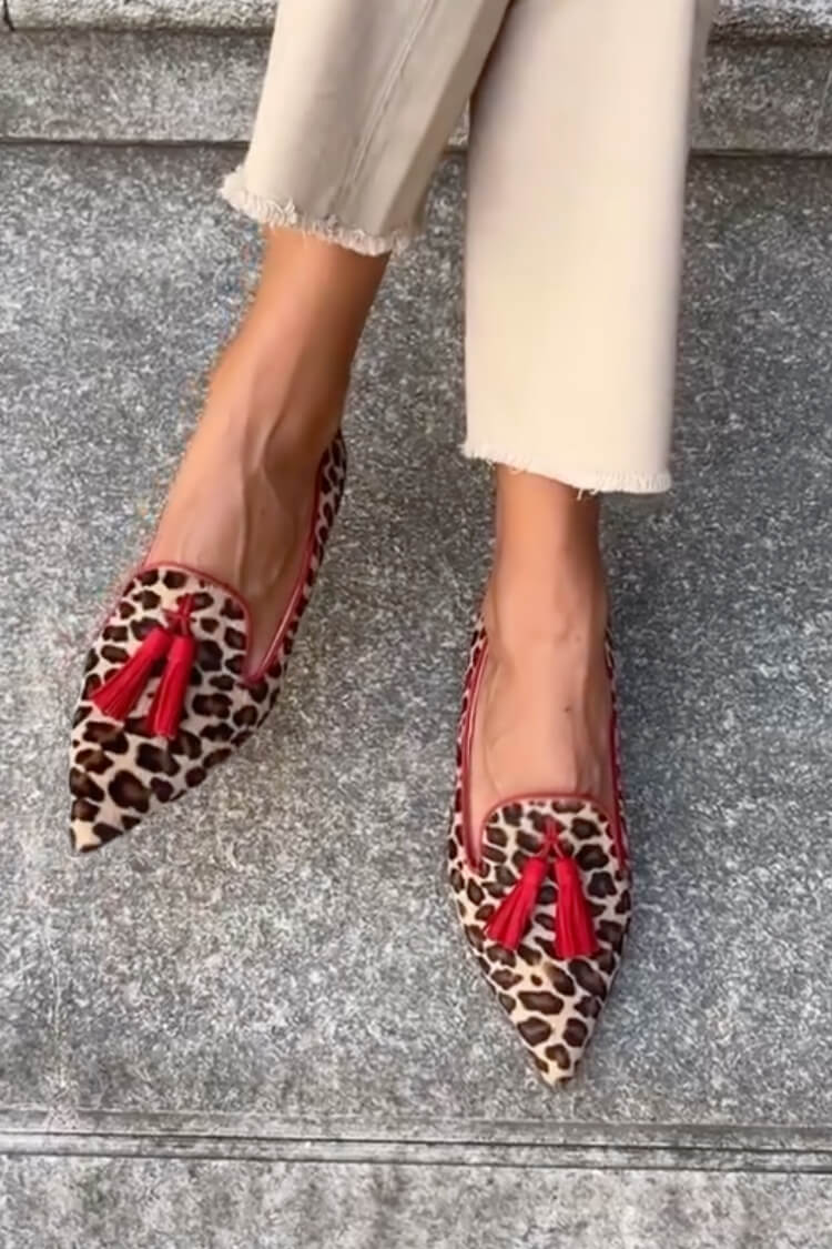 Puntige Loafer met Rode Kwastjes