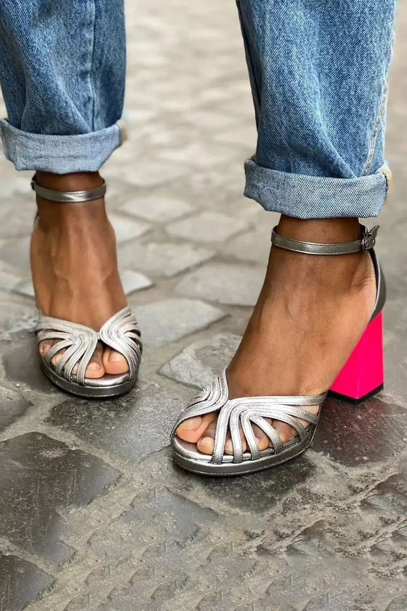 Naelle | Glanzende sandalen met brede hak en elegante gesp