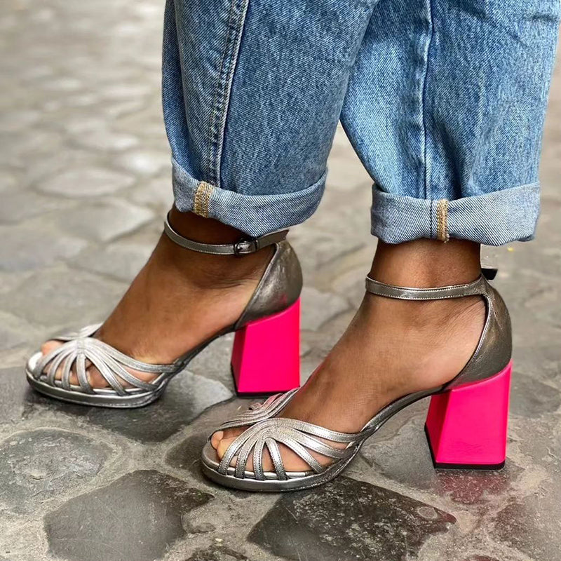 Naelle | Glanzende sandalen met brede hak en elegante gesp